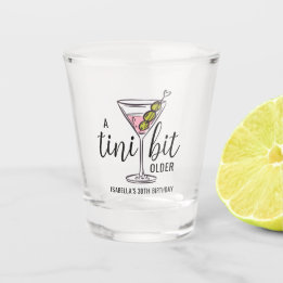En Tini Bit äldre Martini Cocktail Tematiserad Föd