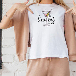 En Tini Bit Äldre Rosa Martini Cocktail Födelsedag T Shirt