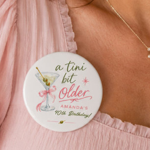 En Tini Bit Older Födelsedagsbutton Knapp
