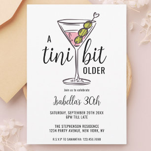 En Tini Bit Older Martini Handritat Födelsedagsfir Inbjudningar