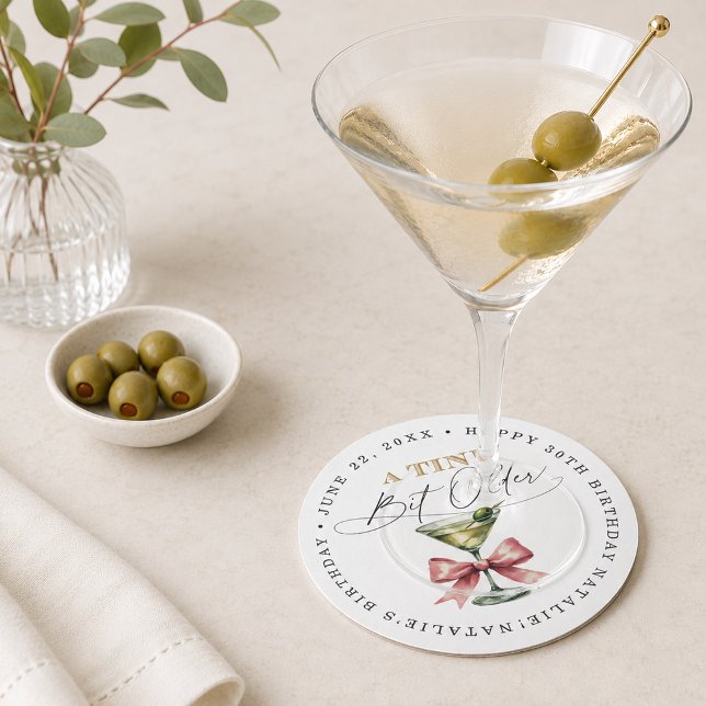 En Tini Bit Older Martini Rosa Slinga Födelsedag Underlägg Papper Rund (A Tini Bit Older Martini Pink Bow Birthday Round Paper Coaster)