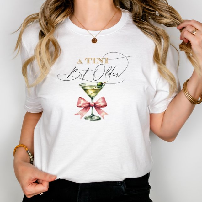 En Tini Bit Older Martini Rosa Slöja T Shirt (A Tini Bit Older Martini Pink Bow Tri-Blend Shirt)