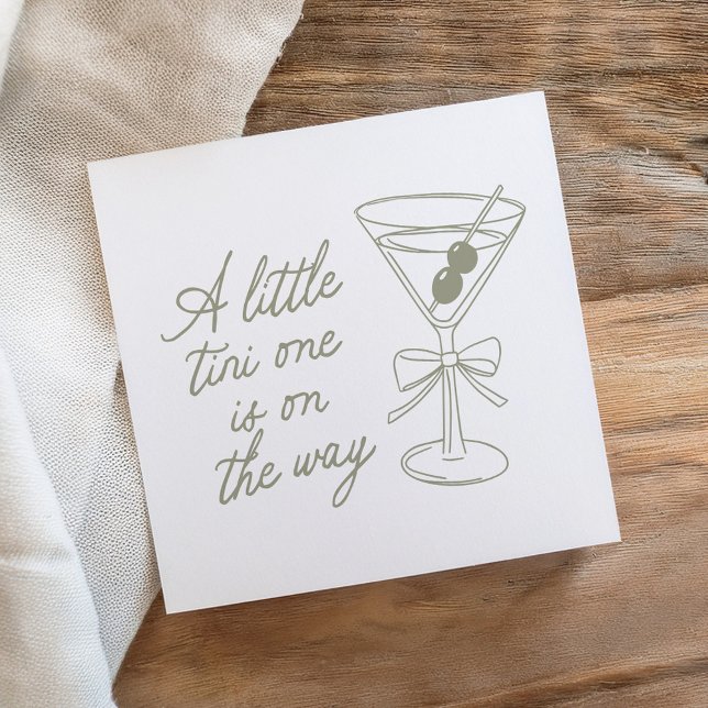 En Tini One är på väg mot Martini Baby Shower Pappersservett (Skapare uppladdad)