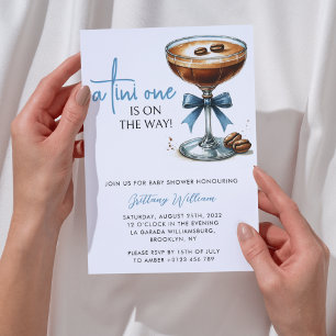 En Tini One är på väg mot Martini Boy Shower Inbjudningar