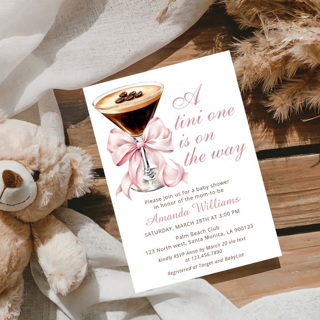 En Tini One Espresso Martini Baby Shower Inbjudan (A tini One Espresso Martini Pink Bow Baby Shower Invitation)