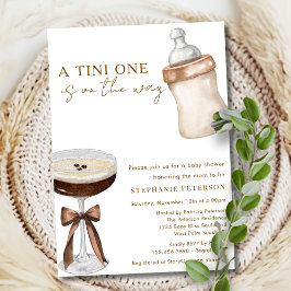 En Tini One On The Way Espresso Martini Baby Showe Inbjudningar