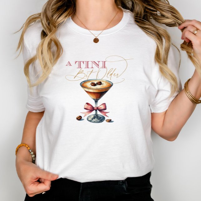 En Tini Smula Äldre Espresso Martini Rosa Slöja T Shirt (A Tini Bit Older Espresso Martini Pink Bow Tri-Blend Shirt)