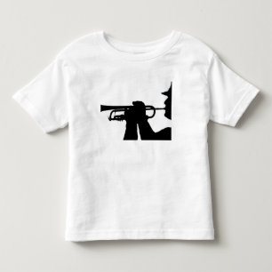 En tjänste- medlem leker en trimma t-shirt