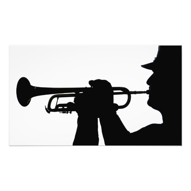 En tjänstmedlem spelar upp en ton fototryck (Framsidan)