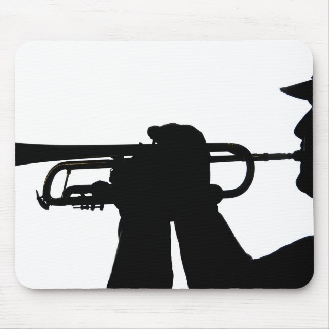 En tjänstmedlem spelar upp en ton musmatta (Framsidan)