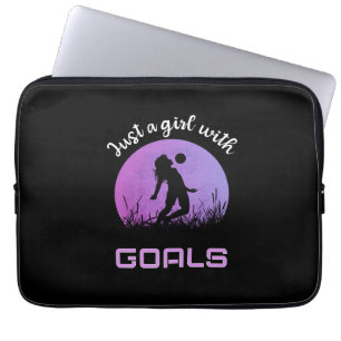 En tjej med vackra fotboll som mål laptop fodral