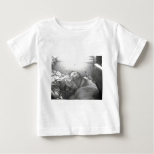 En tjej och hennes hund B&W-fotobild T Shirt