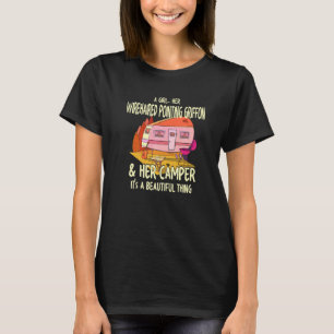 En tjej som hon har stuckit med pekfingret och hen t shirt
