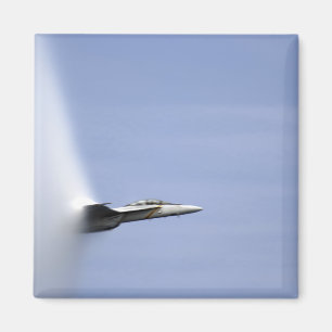 En toppen bålgeting för F/A-18E ner rusa av så Magnet