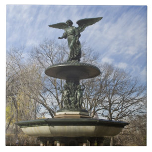 En torr vinter Bethesda-fontän i Central Park Kakelplatta