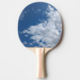 En triangel av moln pingisracket
