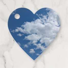 En triangel med moln gåvor etiketter