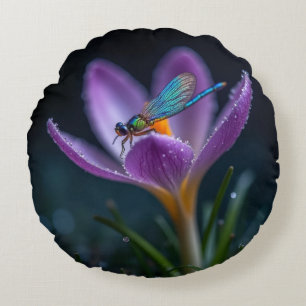 En trollslända på en krokusblomma rund kudde
