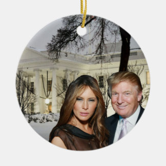 En trumpul: Donald och Melania Julgransprydnad Keramik