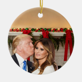 En trumpul: Donald och Melania Julgransprydnad Keramik