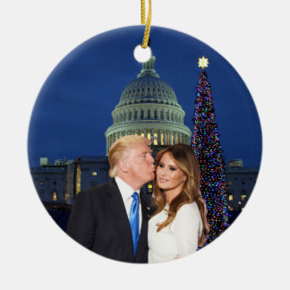 En trumpul: Donald och Melania Julgransprydnad Keramik