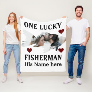 En turist fiskare som matchar ett fiskfoto fleecefilt