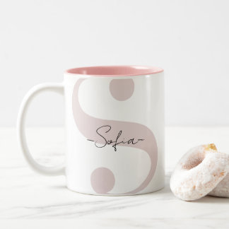 En tvåtons kaffemugg dekorerad med ditt namn ingra