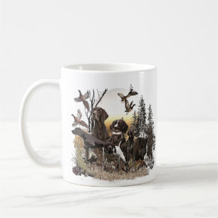En tysk korthar pekare på punkt kaffemugg