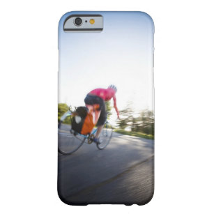 En ung kvinna rider en cykel runt om en parkera på barely there iPhone 6 fodral