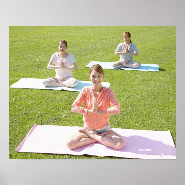 En ung kvinna som gör yoga poster (Framsidan)