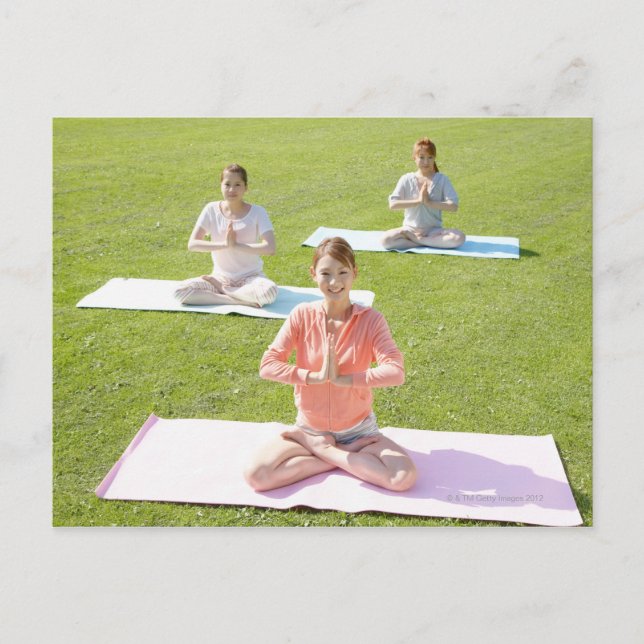 En ung kvinna som gör yoga vykort (Framsida)