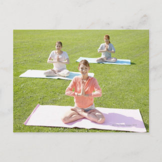 En ung kvinna som gör yoga vykort