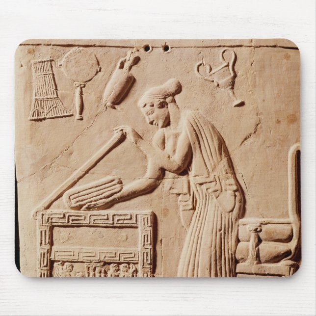 En ung kvinna som ordnar henne kläder i a musmatta (Framsidan)