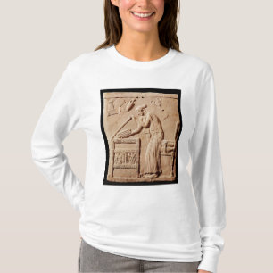 En ung kvinna som ordnar henne kläder i a t-shirt
