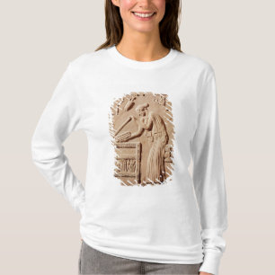 En ung kvinna som ordnar henne kläder i a tee shirt
