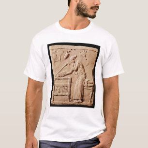En ung kvinna som ordnar henne kläder i a tee shirt