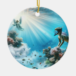 En ung man hittar en ängel i revet julgransprydnad keramik