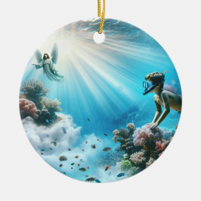 En ung man hittar en ängel i revet julgransprydnad keramik (Framsidan)