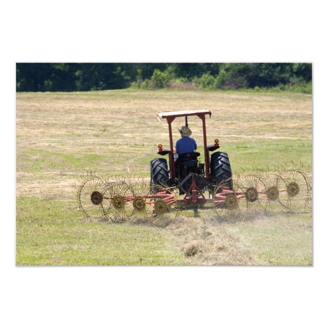 En ung pojke kör en traktor som skördar fototryck (Framsidan)