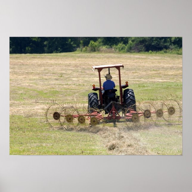 En ung pojke kör en traktor som skördar poster (Framsidan)
