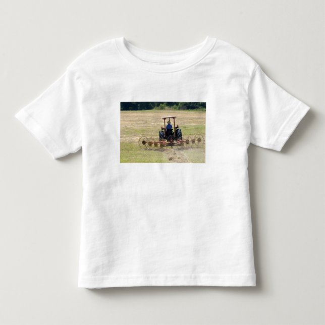 En ung pojke som kör en traktorskörd t shirt (Framsida)