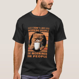 En upphetsad persisk katt som dricker sin morgonka t shirt