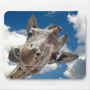 En uppnosig giraff med inställning musmatta