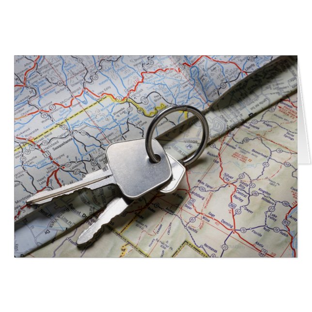 En uppsättning bil nycklar på en hög av väg kartor hälsningskort (Framsidan Horizontal)
