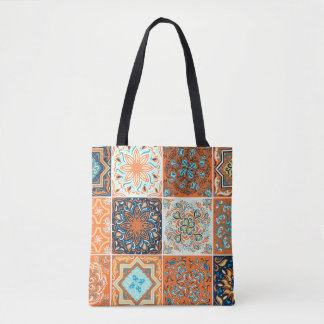 En uppsättning prydnadsämnen, keramiska plattor. A Tygkasse