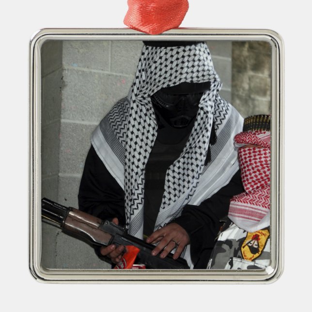 En uppspelande fiendeangripare arm a dummy julgransprydnad metall (Framsidan)