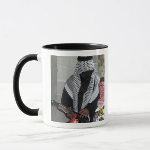 En uppspelande fiendeangripare arm a dummy mugg