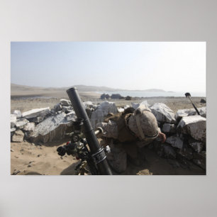 En US-flotta avfyrar en mortel i Salinas, Peru Poster