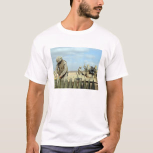 En US-flotta förbereder howitzerrundor för att T-shirt