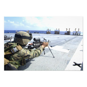 En US-flotta som justerar hans vapen Fototryck